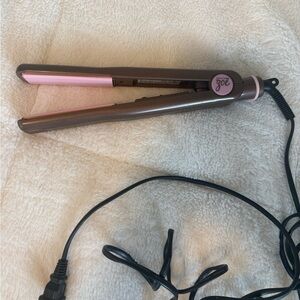 Hair straightener barely used